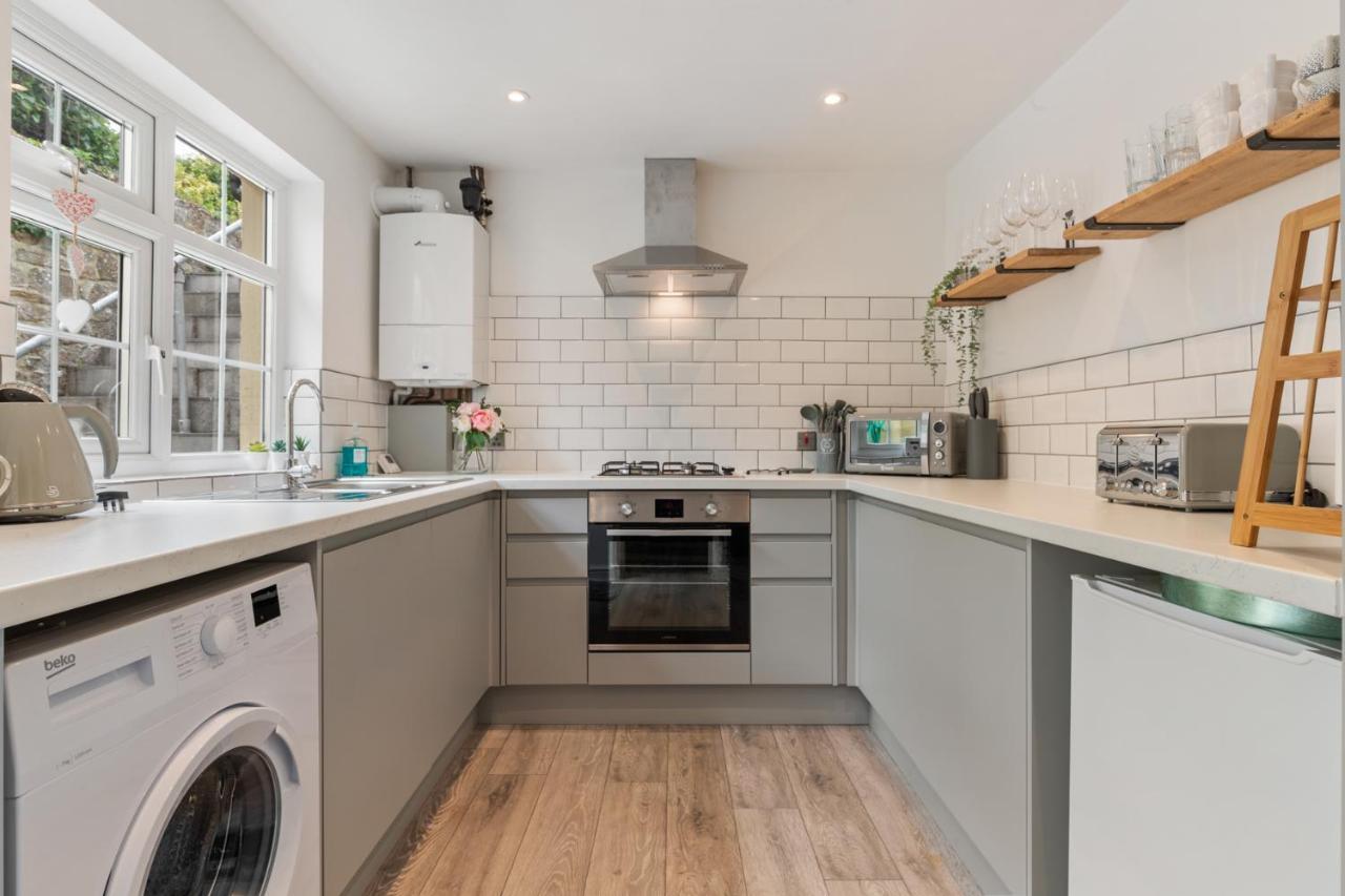 Ivydene - Beautiful Cottage, Stone Throw From Beach, Wonderful Sea Views Saundersfoot Bagian luar foto
